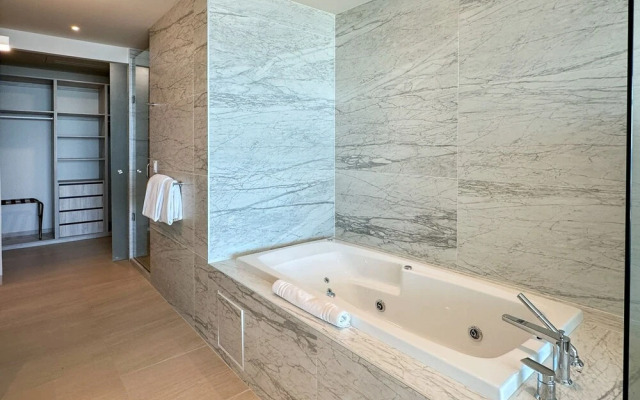 Has it all Beachfront Retreat With Stunning Views