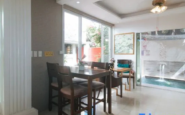 RedDoorz Hostel @ St. Paul Village LapuLapu - Vaccinated Staff