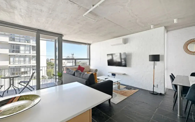 Modern Living Mountain Ocean View 100m to Beach