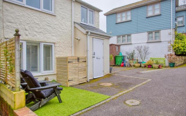 Fantastic 1BD Hideaway, 2 Minutes to the Sea