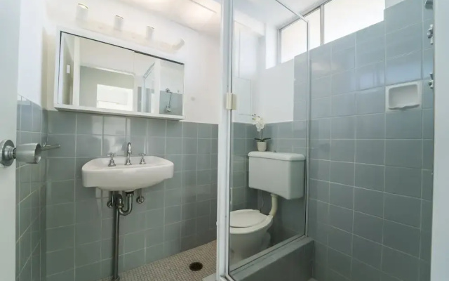 Bright And Sunny Studio Apartment