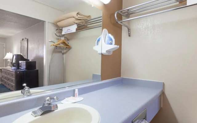 Howard Johnson by Wyndham Bakersfield