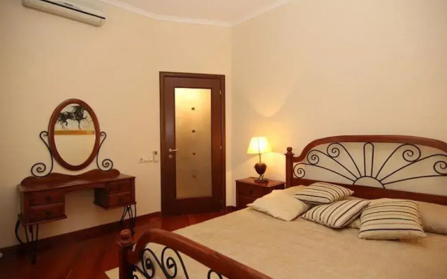 Lakshmi Apartment Red Square