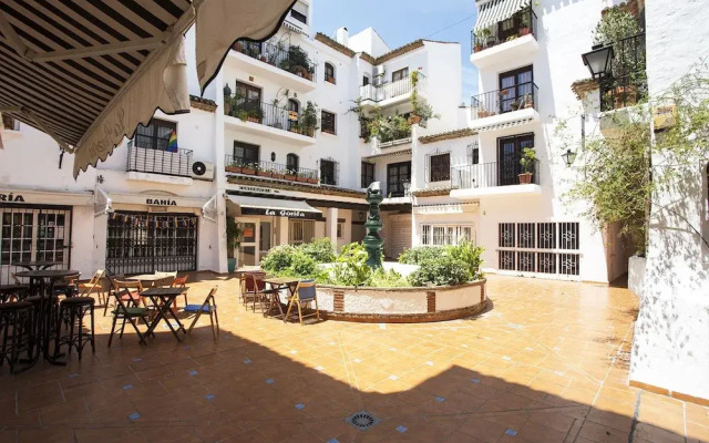 Center & White Town Apartment