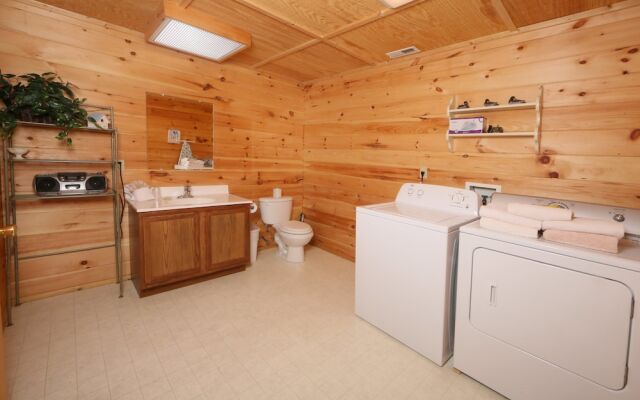 Fireside Memories 2 Br cabin by RedAwning