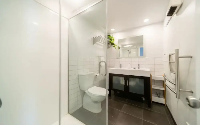 Central, modern city loft style home - CBD