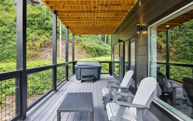 Sunset Chalet 2 Bedroom Cabin by RedAwning