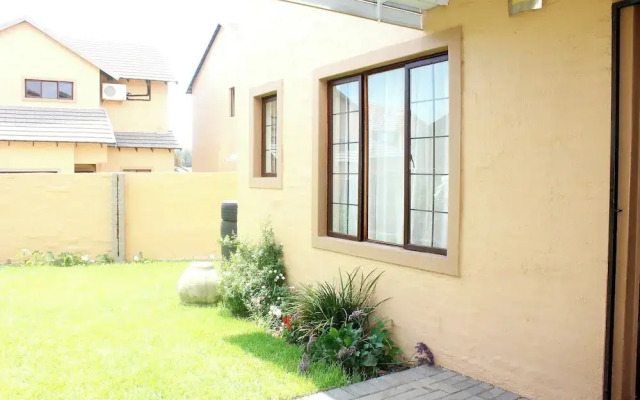 Cozy 3 Bed Duplex ,sleeps 6 With Double Bathroom