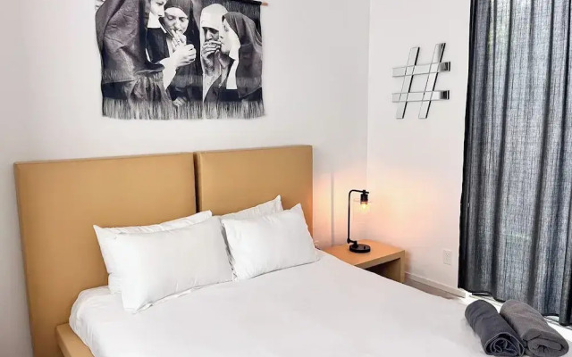 Massive Compound 20 Beds-6 min walk
