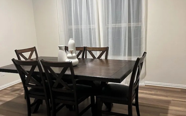 Balmoral Lakeside 5br 4ba House