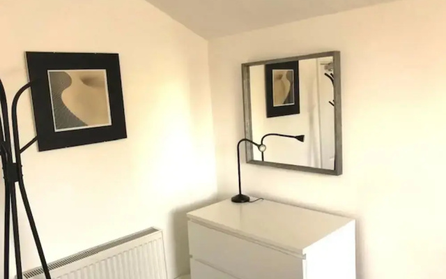 Cozy Quiet City Escape - Northampton Apartment