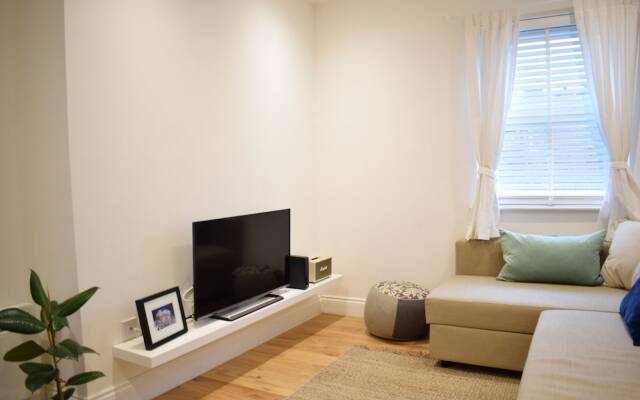 Bright 1 Bedroom Apartment in Wimbledon Park