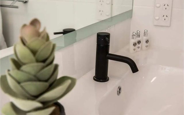 Modern 1 Bedroom Apartment Near the River and the City