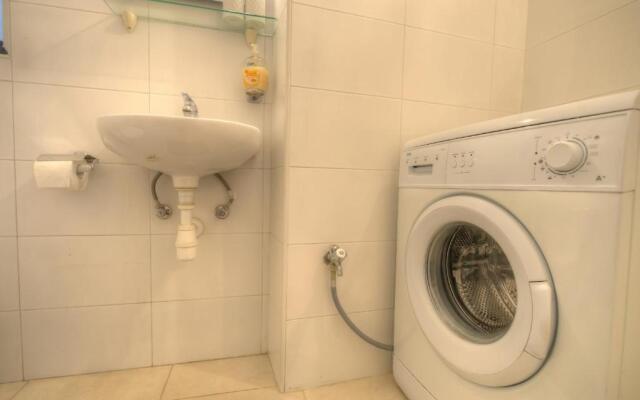 First floor studio apartment seconds from Balluta Bay IPAP1-1