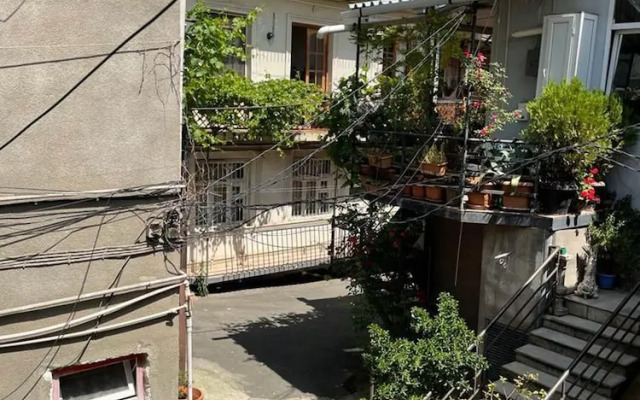 Beautiful Apartment Near Opera in T'bilisi Center