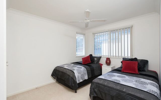 White Waves, 7B Achilles Street