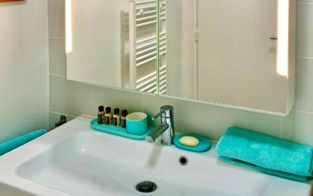 Top cozy apartment in the Upper Marais Area