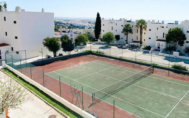 Apartamento com piscinas e ténis - 7 mins da praia