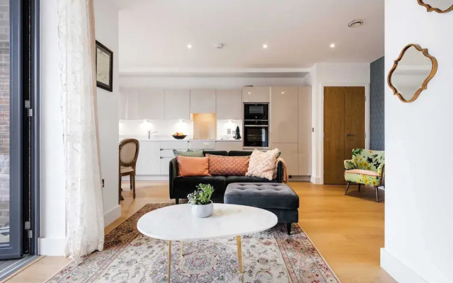 Rosy and Cosy West London Apartment