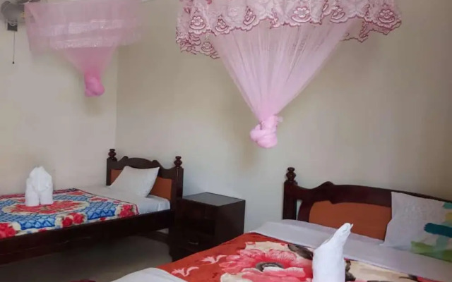 Famko Annex 4 bed House With Large Garden & Shed