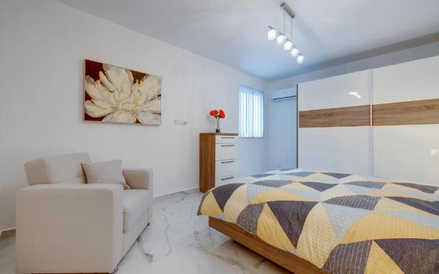 Stylish 2BR Apartment in Central St Julians