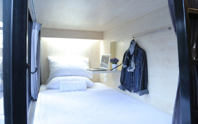 Lamurr Sukhumvit41 (Hostel)