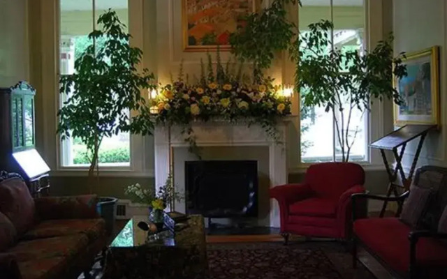 Rothschild-Pound House Inn