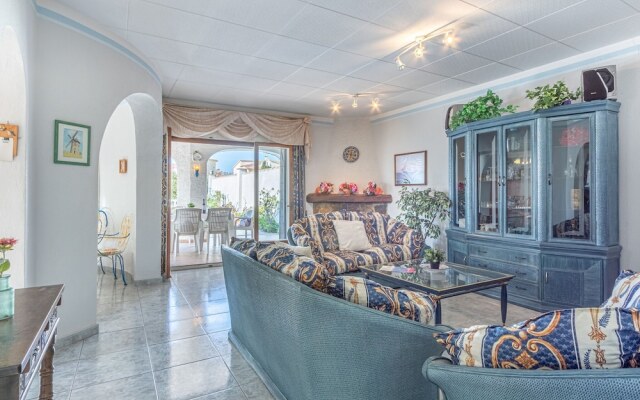 holiday house in Empuriabrava with private pool and mooring