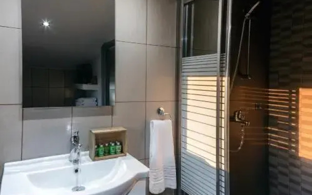 Jo Marinis Rooms