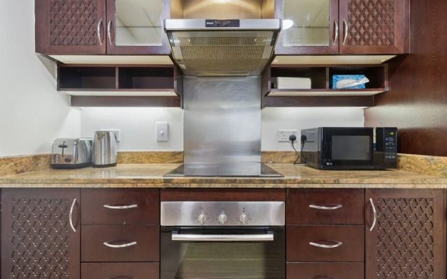 Monty - Stylish Apartment with Partial Burj Khalifa View