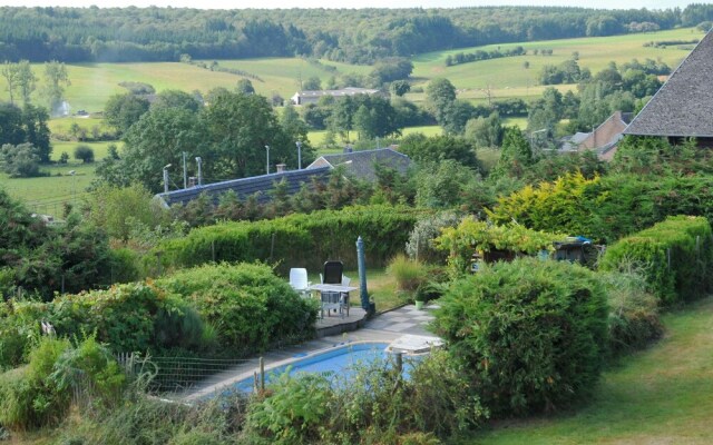 Family Home in Stunning Setting, With Outdoor Swimming Pool and Large Garden