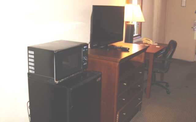 Trade Winds Central Inn