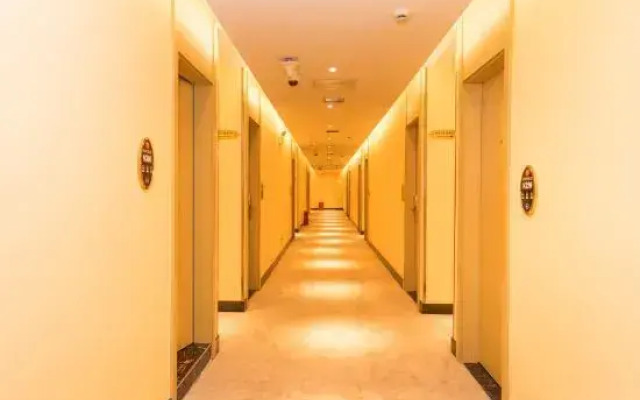 Huayi Hotel (Zuibaichi Subway Station Branch)