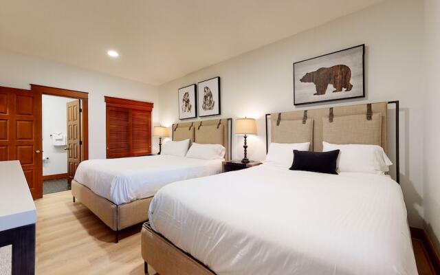 Timbers 6 Updated and Pet-Friendly, Private Jacuzzi, Private Garage by RedAwning