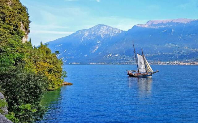 La Quiete 29 Lake view Apartment by Gardadomusmea