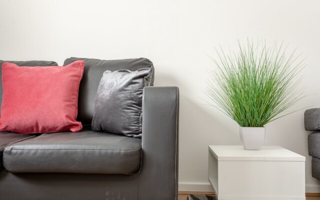 Bright 2 Bedroom Flat in Acton