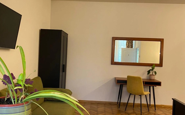 Theater Guesthouse with Parking