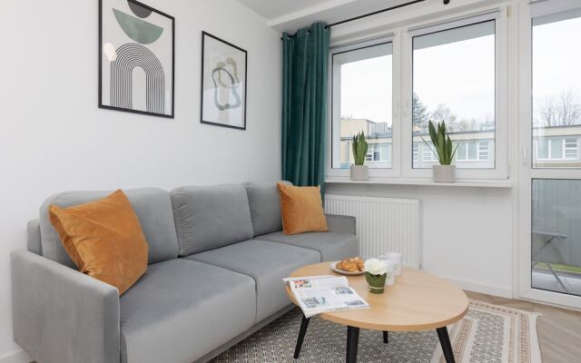 Warsaw Apartment Elekcyjna by Renters