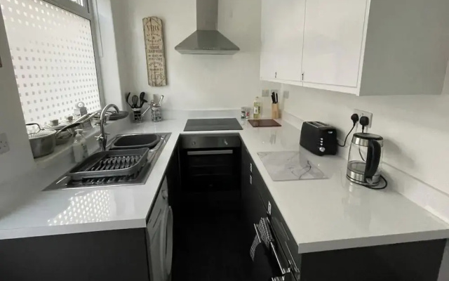 3 Bed House - Sleeps 5 - Wifi, Parking