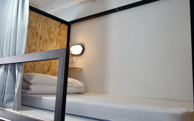 Oldmancaptain Hostel