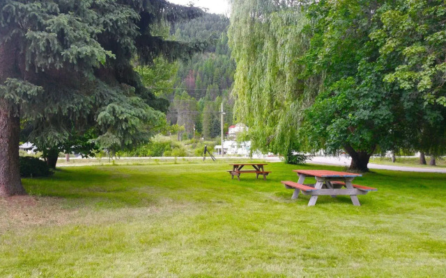 Boundary Creek Motel and RV Park