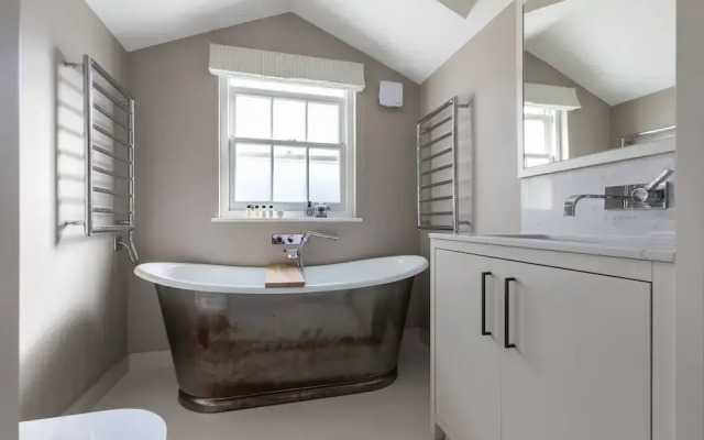 Callcott Street IV by Onefinestay