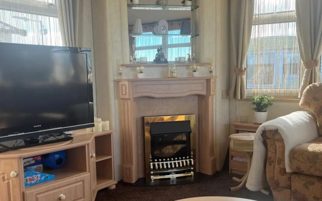 2 Bedroom Caravan - Sleeps 6 - Parking, Seaside