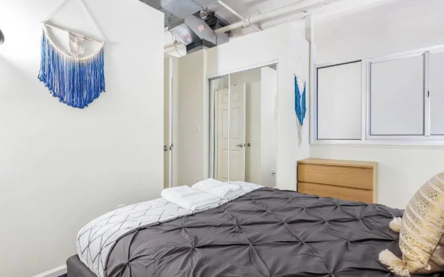 Trifecta 2BR Free Parking Modern Superhost