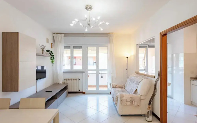 Charming 2-bed flat  balcony & parking