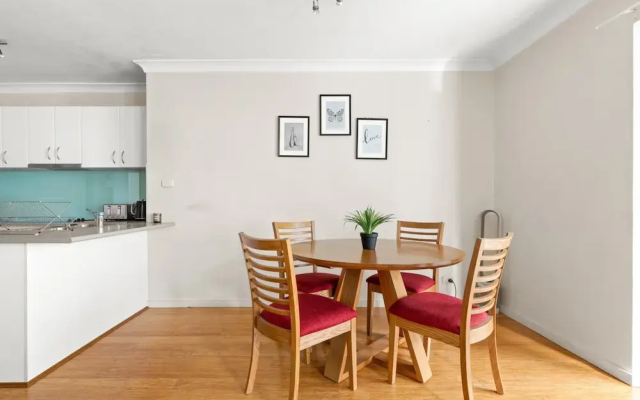 Lovely 2-bed With Balcony