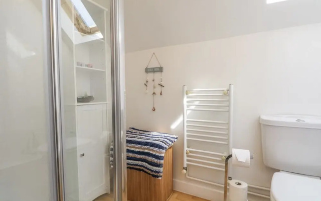 2A Meredith Mews