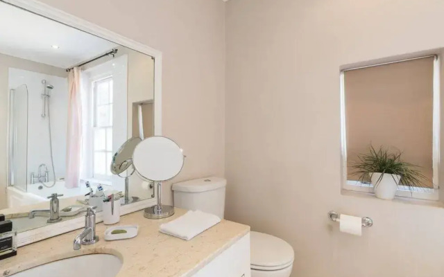 Stylish 1-bed With a Roof Terrace