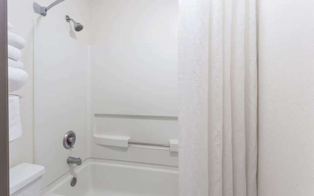 Super 8 by Wyndham Woodstock