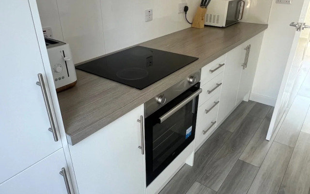 3 Bedroom House - Sleeps 6 & Free Parking